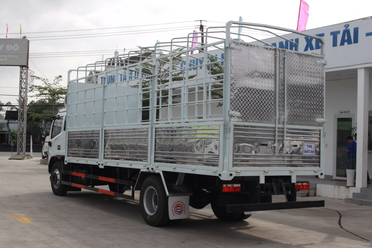Ngoại thất xe tải Dongfeng Captain-C D8 màu trắng, góc chụp 3/4 phía sau bên trái