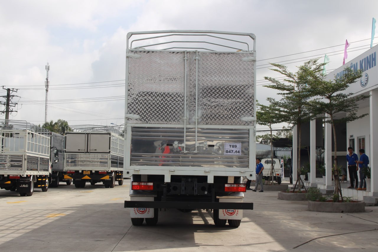Hình ảnh trực diện từ phía sau của xe tải Dongfeng Captain-C D8 khi đóng cửa thùng