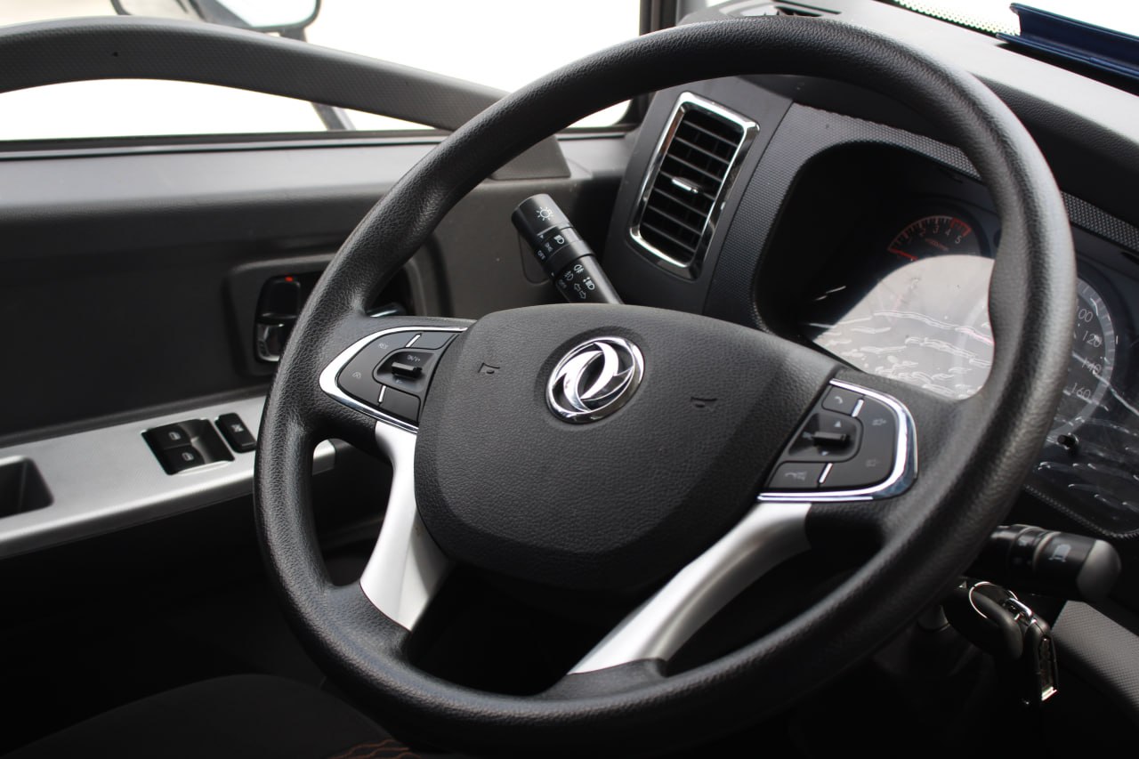 Nội thất cabin xe tải Dongfeng Captain-C D8, tập trung vào vô lăng và bảng đồng hồ