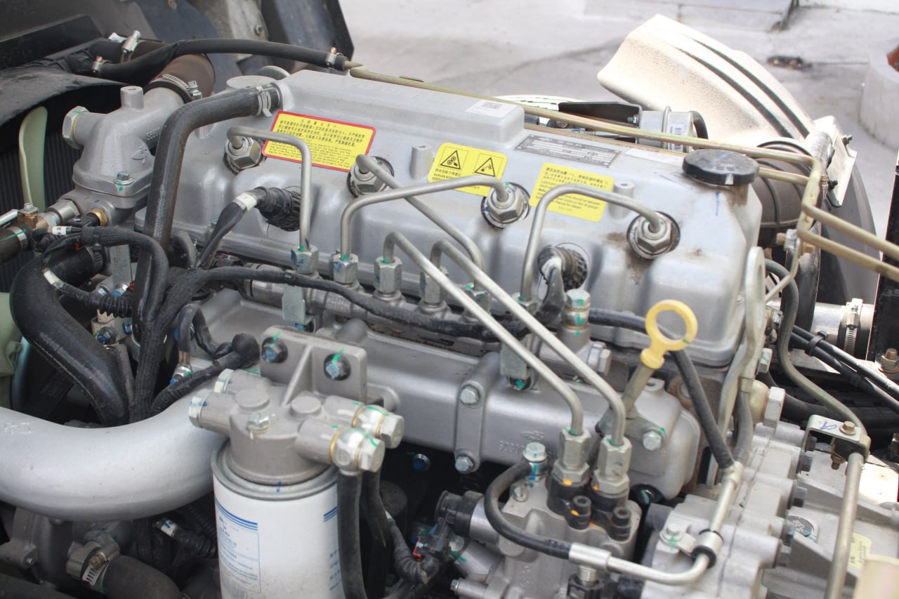 Hình ảnh cận cảnh khoang động cơ Yuchai của xe tải Dongfeng Captain-C D8