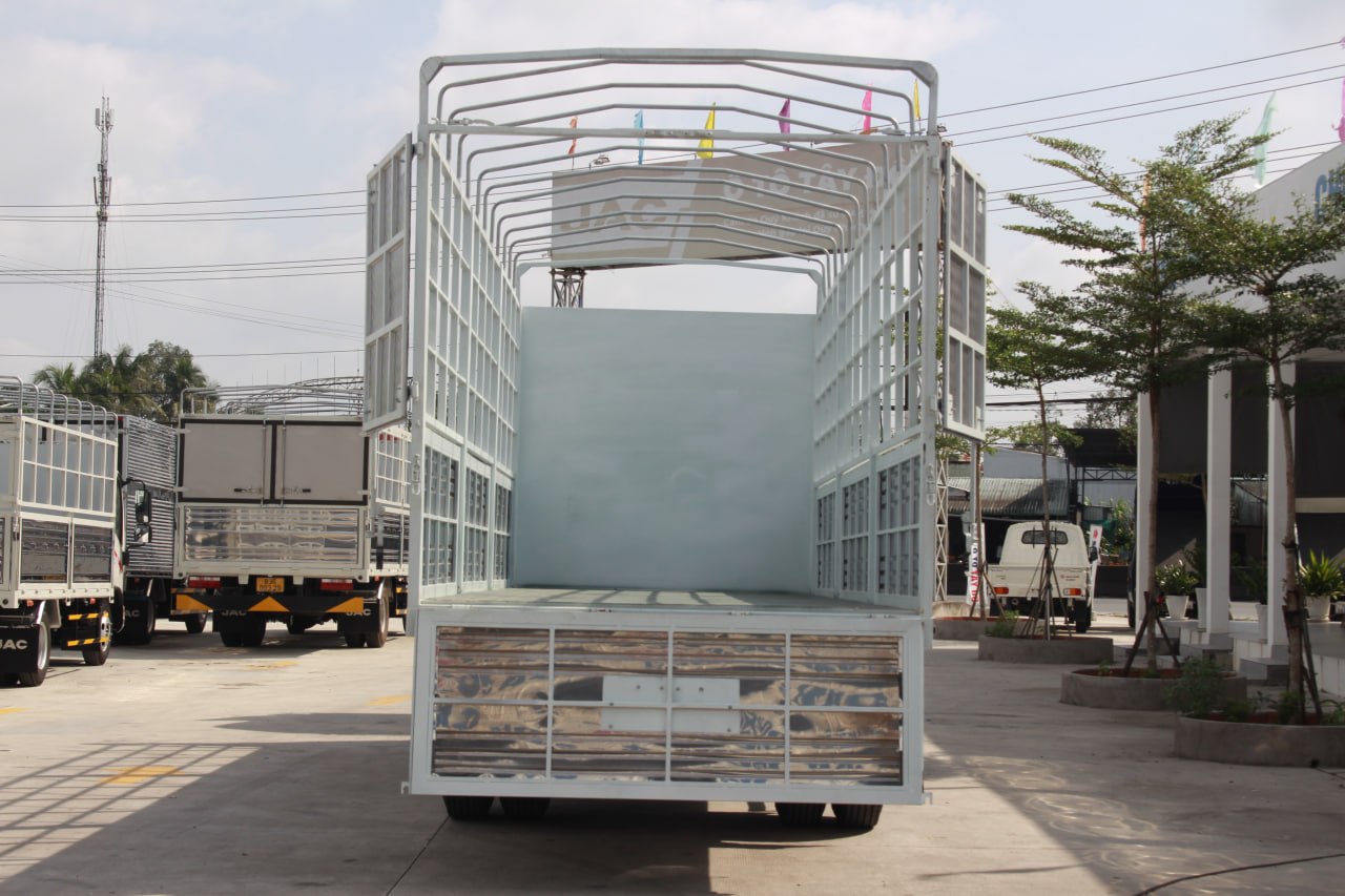 Hình ảnh phía sau xe tải Dongfeng Captain-C D8 khi mở toang hai cánh cửa thùng sau