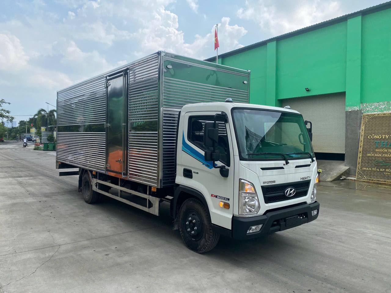 Xe Tải Hyundai Mighty EX900XL Thùng Kín Inox – Tải Trọng 4.85 Tấn