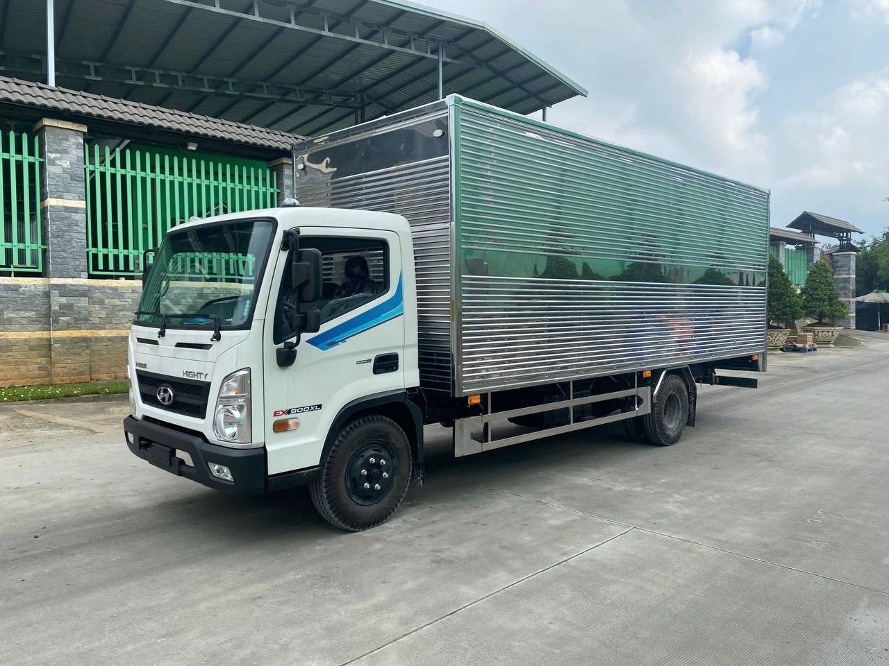 Xe tải Hyundai Mighty EX900XL thùng kín inox góc xéo trước phải