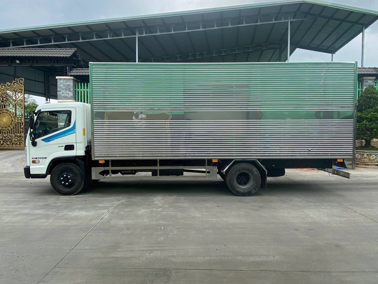 Ngoại thất xe tải Hyundai Mighty EX900XL thùng kín