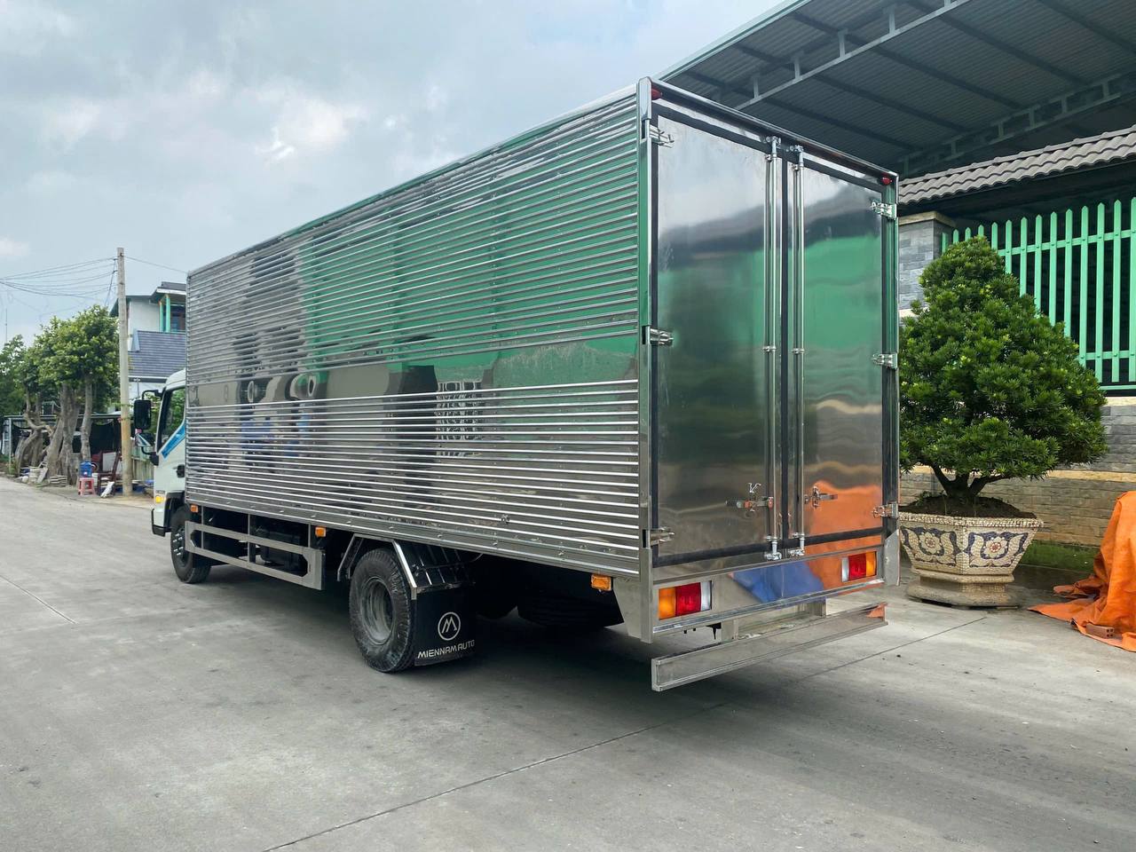 Hông xe tải Hyundai Mighty EX900XL thùng kín inox