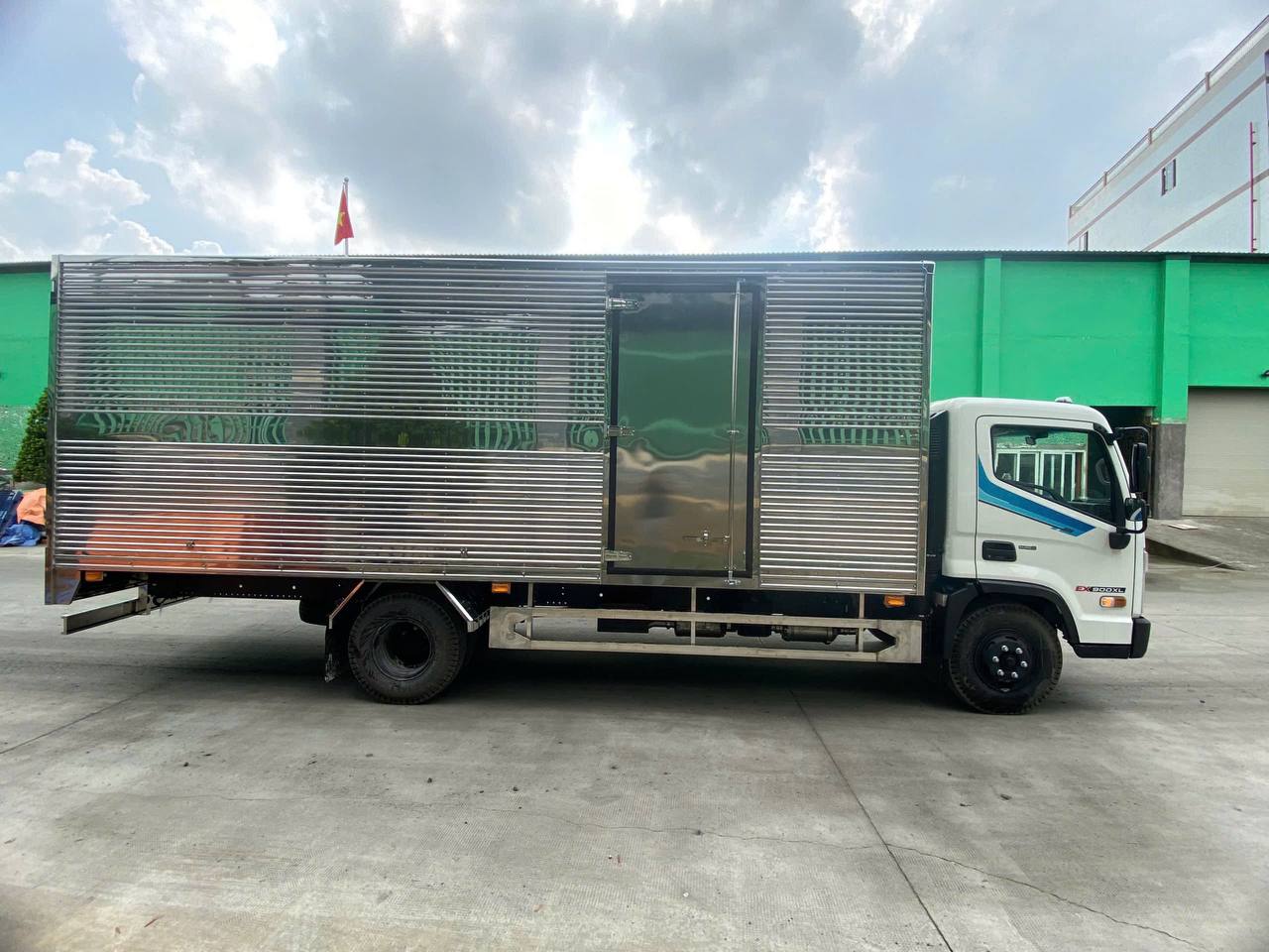 Phía sau xe tải Hyundai Mighty EX900XL thùng kín