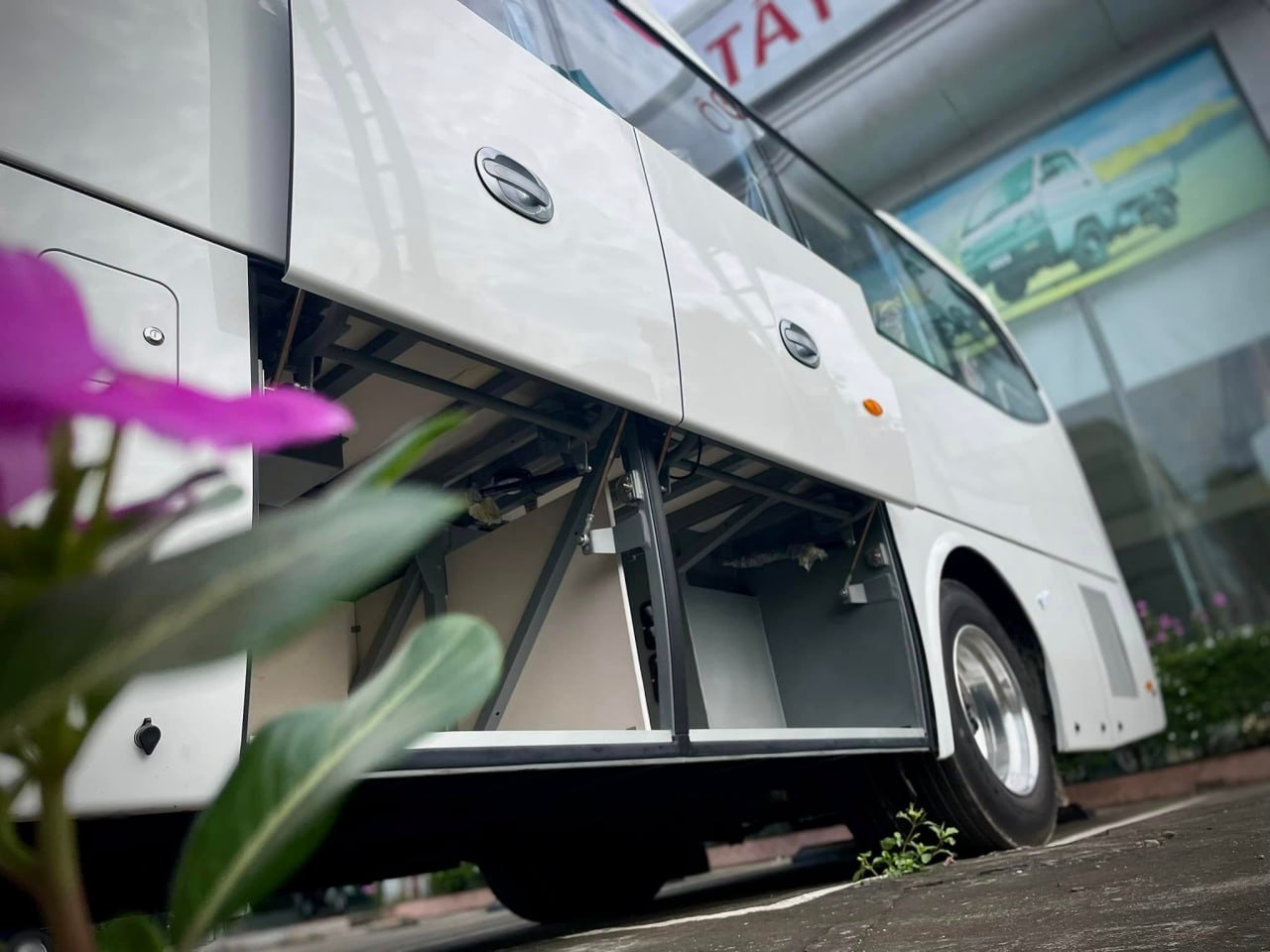 Ảnh chụp cận cảnh khoang hành lý (cốp xe) dưới sàn xe khách King Long Nova 82Y đang được mở ra