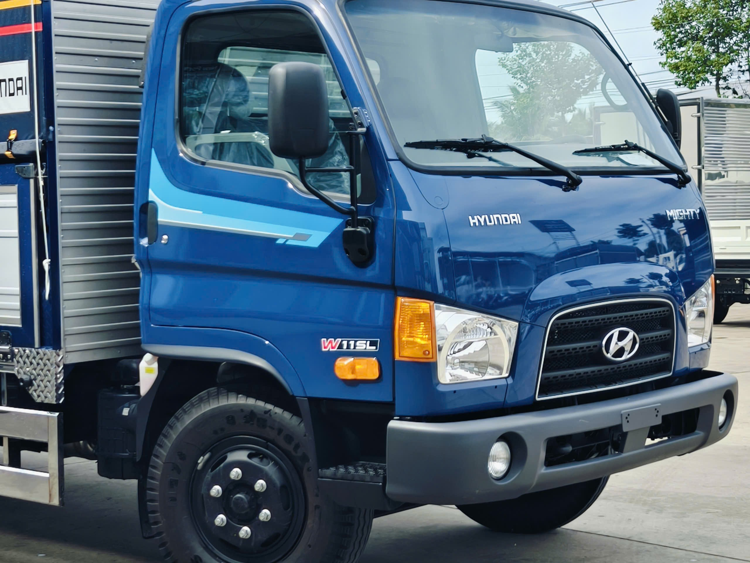 Cận cảnh cabin và logo W11SL