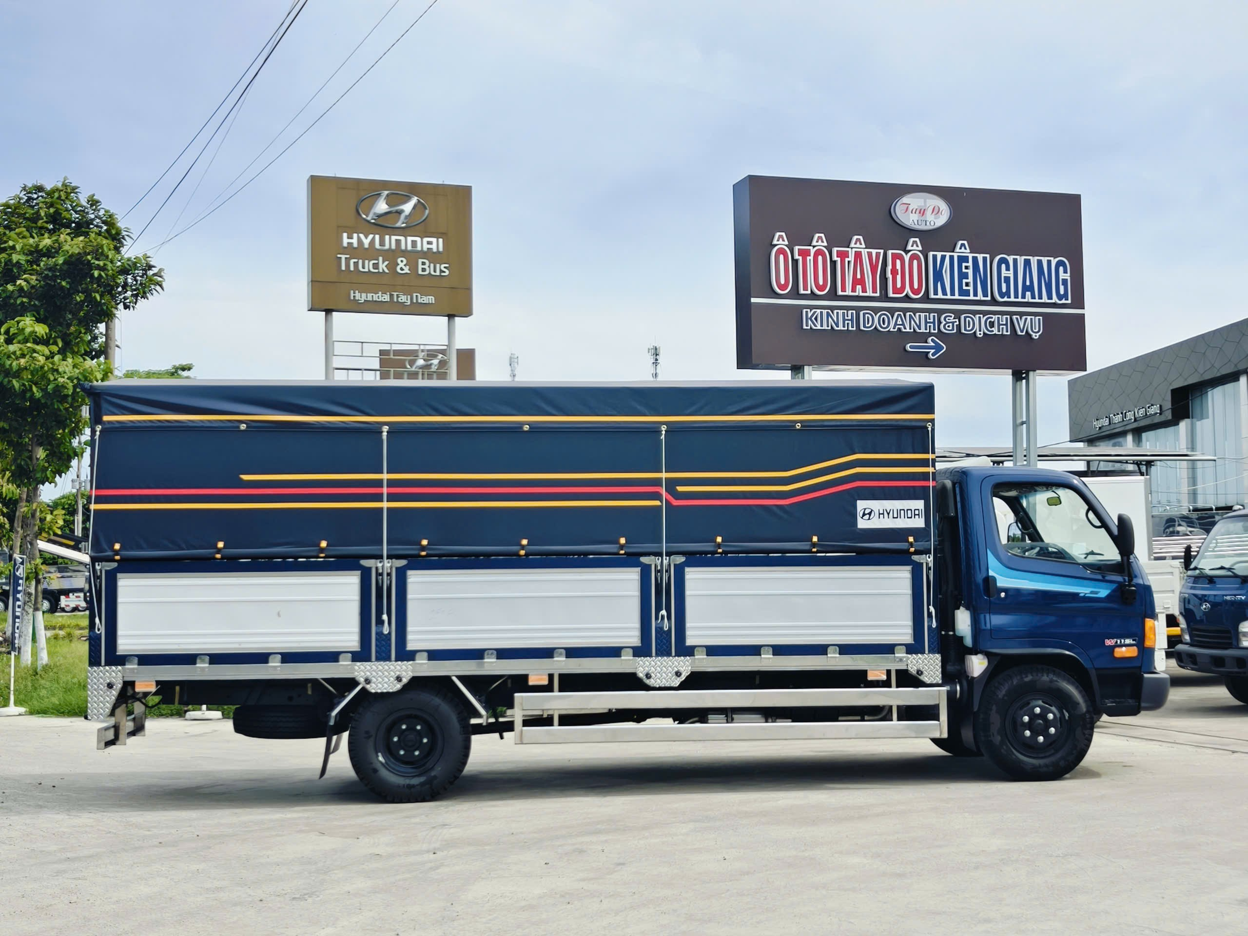 Toàn cảnh hông xe tải Hyundai Mighty W11SL tại Ô Tô Tây Đô