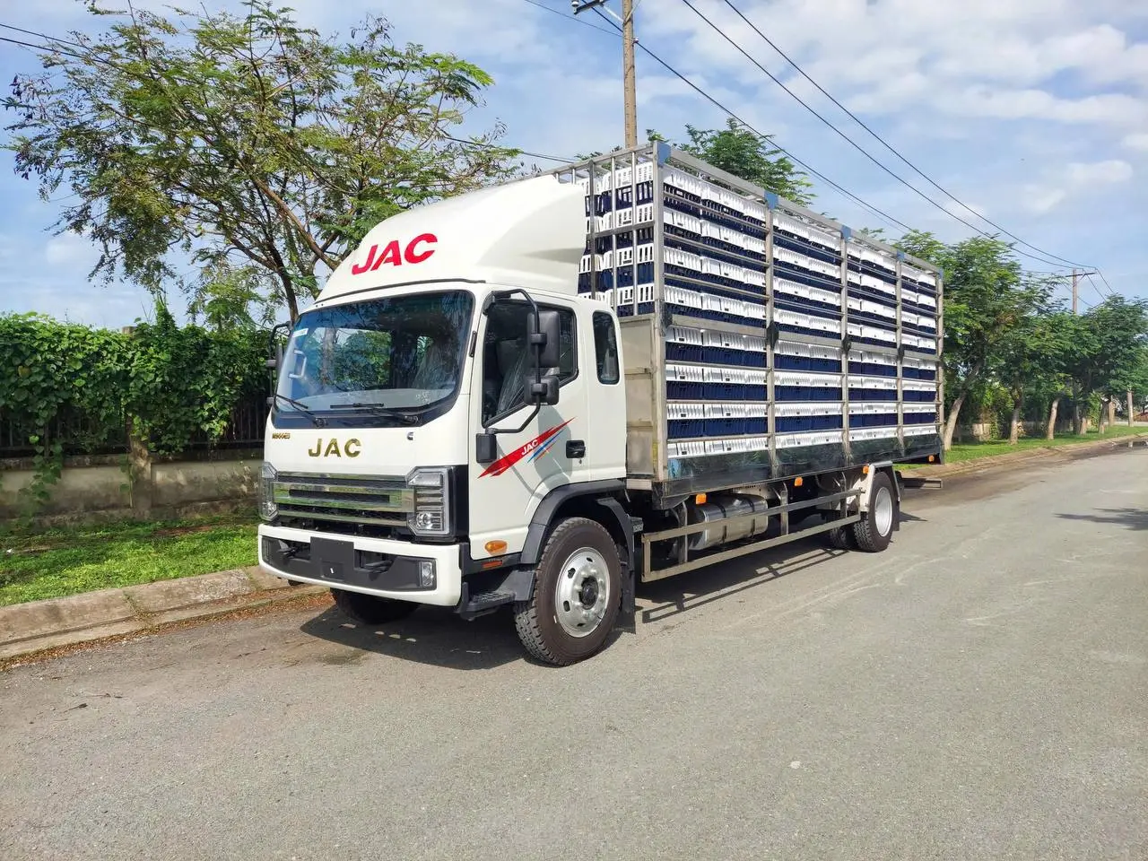 Xe chuyên dùng chở gia cầm JAC N900 PLUS E5 - Góc xéo trước