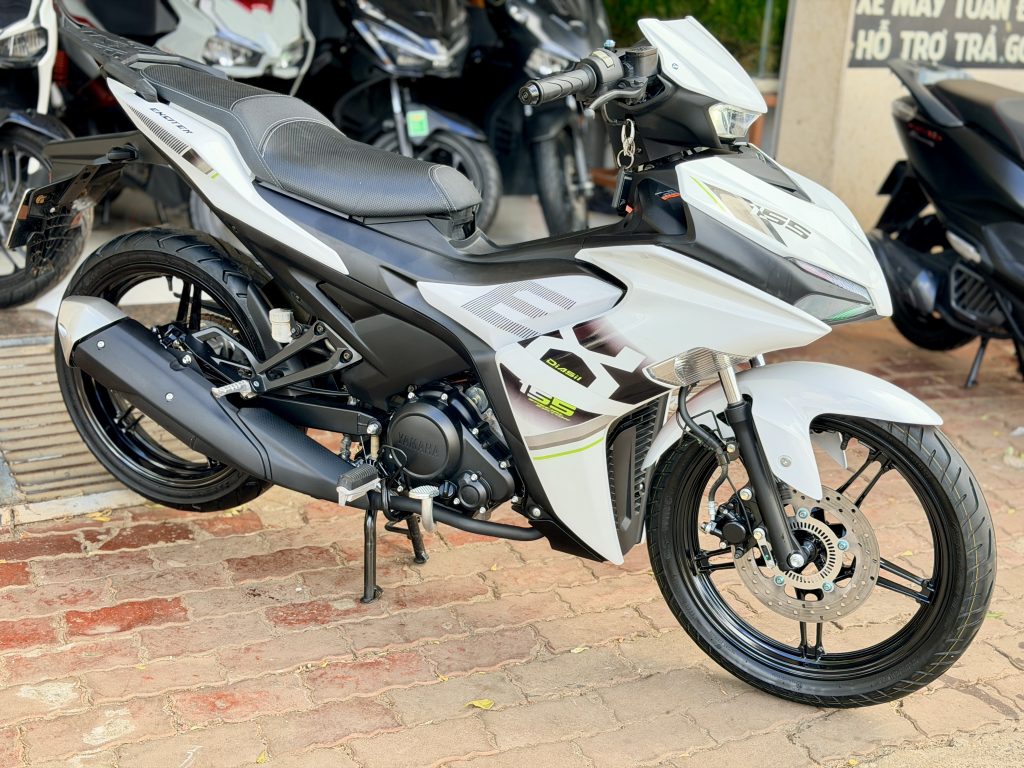 Bảng Giá Exciter Mới Nhất Tháng 3/2026Dựa trên giá đề xuất Yamaha Việt Nam và giá đại lý thực tế (thường ổn định hoặc thấp hơn 1-2 triệu), bảng dưới cập nhật ngày 09/03/2026 (chưa phí lăn bánh ~5-8 triệu tùy tỉnh).
Phiên bản Giá Đề Xuất (triệu VNĐ) Giá Đại Lý Thực Tế (triệu VNĐ) Giá Lăn Bánh Ước Tính Dak Lak (triệu VNĐ)
Exciter 150 Giới hạn màu mới 45.8 46-48 50-53
Exciter 155 VVA Tiêu chuẩn màu mới 48.2 48-50 52-55
Exciter 155 VVA Cao cấp màu mới 51.2 51-53 55-58
Exciter 155 VVA ABS Giới hạn 54.2 54-56 58-61
Exciter 155 VVA ABS GP/Monster màu mới 55.2 55-57 59-62
Lưu ý: Giá Dak Lak thường thấp hơn TP.HCM/Hà Nội 2-4 triệu. Không chênh lệch lớn tháng 3/2026.