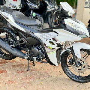 Bảng Giá Exciter Mới Nhất Tháng 3/2026 Dựa trên giá đề xuất Yamaha Việt Nam và giá đại lý thực tế (thường ổn định hoặc thấp hơn 1-2 triệu), bảng dưới cập nhật ngày 09/03/2026 (chưa phí lăn bánh ~5-8 triệu tùy tỉnh). Phiên bản Giá Đề Xuất (triệu VNĐ) Giá Đại Lý Thực Tế (triệu VNĐ) Giá Lăn Bánh Ước Tính Dak Lak (triệu VNĐ) Exciter 150 Giới hạn màu mới 45.8 46-48 50-53 Exciter 155 VVA Tiêu chuẩn màu mới 48.2 48-50 52-55 Exciter 155 VVA Cao cấp màu mới 51.2 51-53 55-58 Exciter 155 VVA ABS Giới hạn 54.2 54-56 58-61 Exciter 155 VVA ABS GP/Monster màu mới 55.2 55-57 59-62 Lưu ý: Giá Dak Lak thường thấp hơn TP.HCM/Hà Nội 2-4 triệu. Không chênh lệch lớn tháng 3/2026.