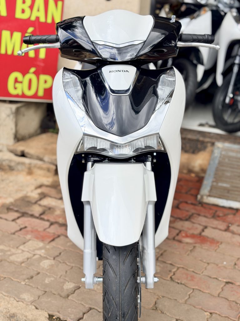 SH 150i trắng đen nhìn chính diện
