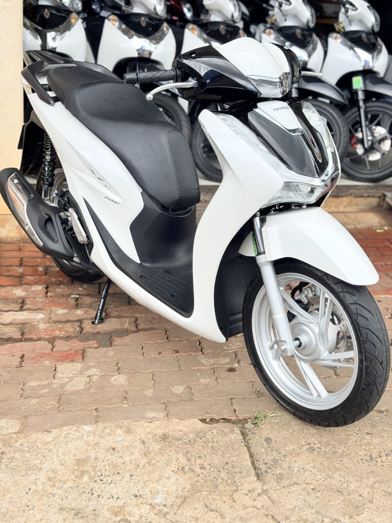 SH 150i trắng đen toàn thân góc chính diện bên hông