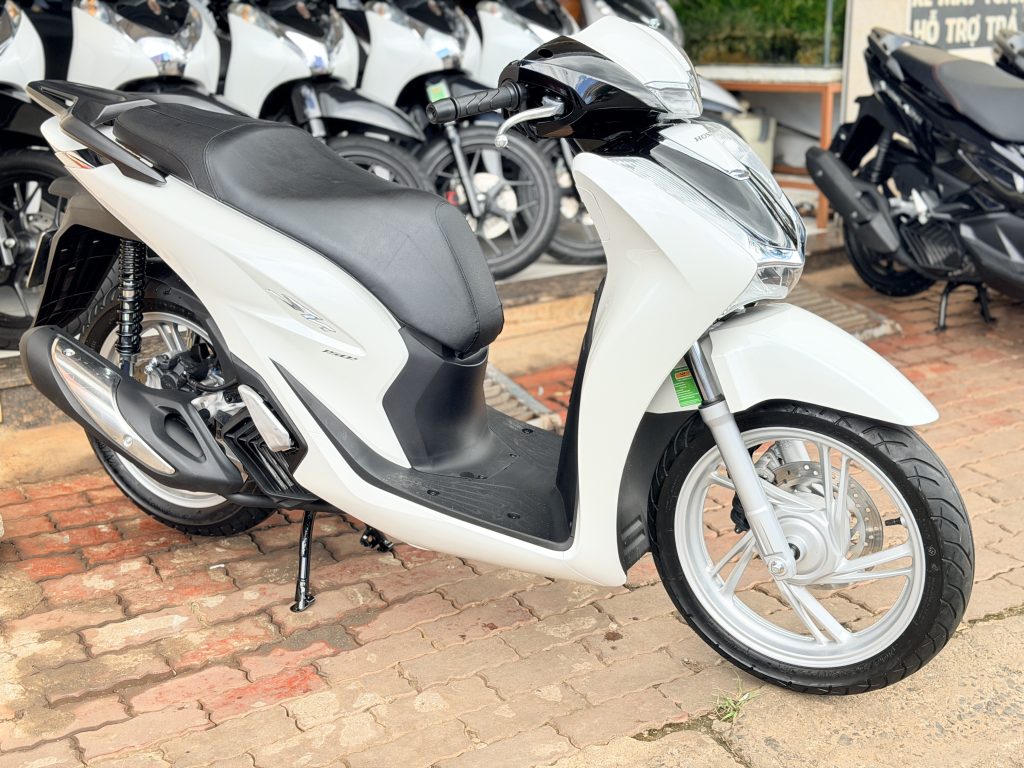 SH 150i trắng đen toàn thân bên hông tại Xe Tuấn Đạt
