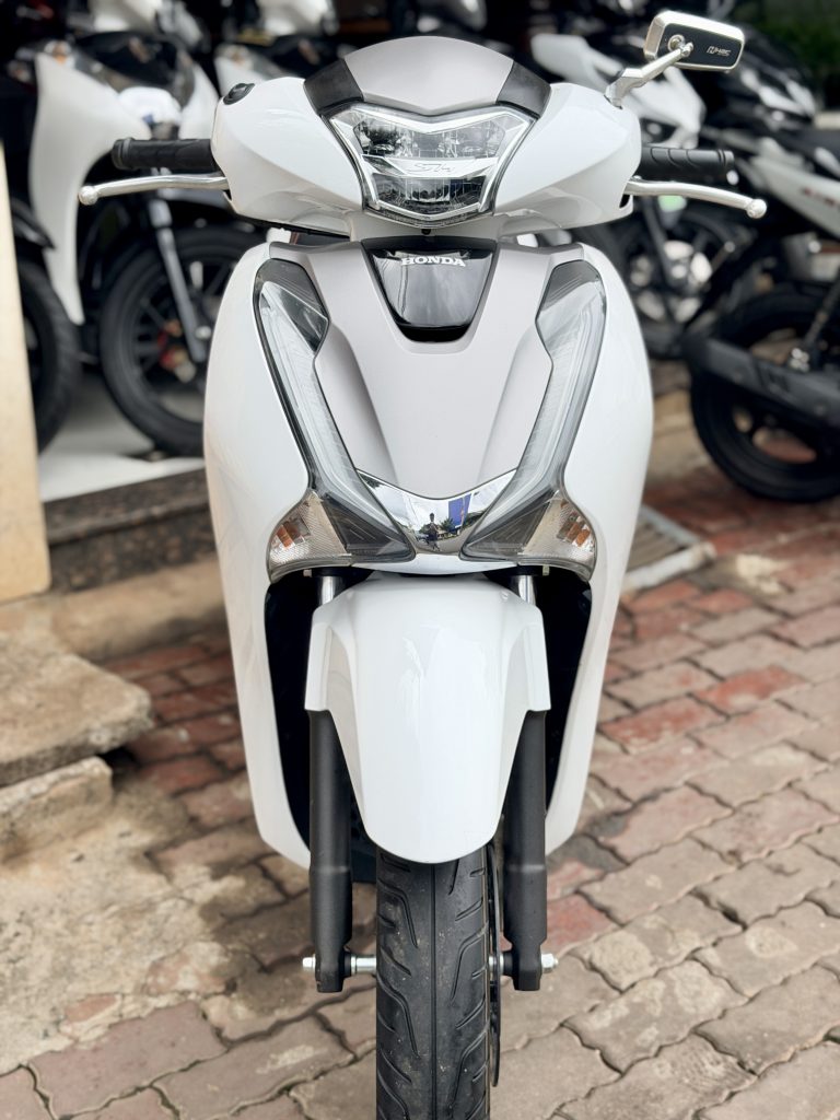 SH 2018 cũ màu trắng nhìn chính diện