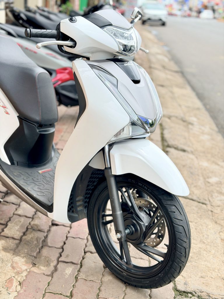SH 2018 cũ toàn thân góc chính diện bên hông