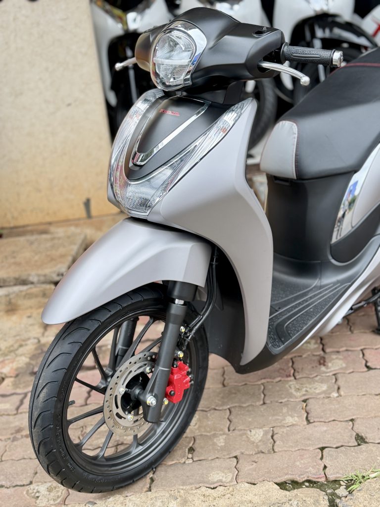 SH Mode 2024 xám bạc góc chính diện bên hông