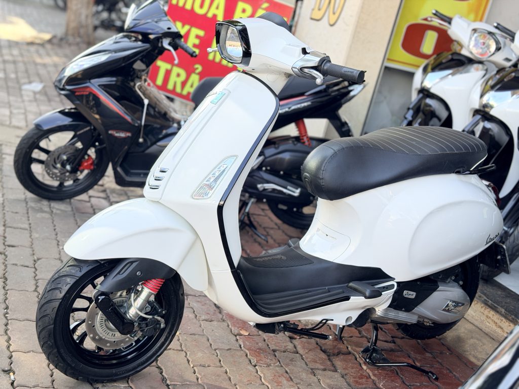 Vespa Sprint iGet toàn thân bên hông tại Xe Tuấn Đạt