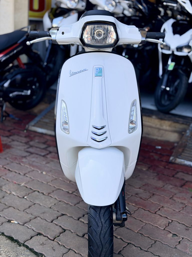 Vespa Sprint máy iGet trắng nhìn chính diện