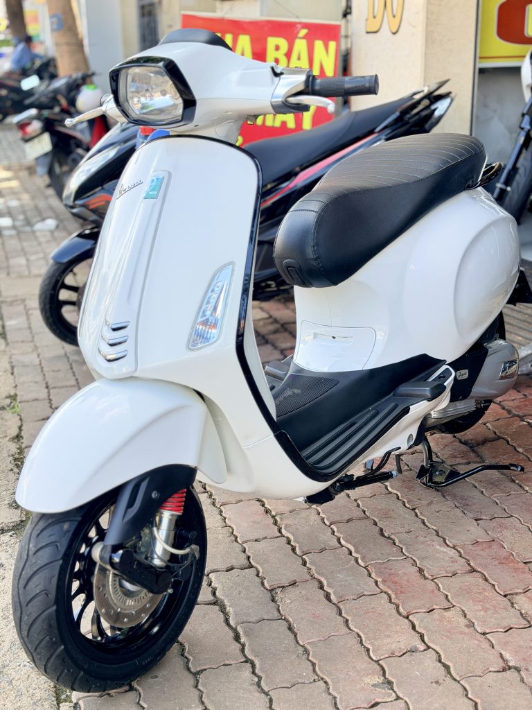 Vespa Sprint iGet toàn thân góc chính diện bên hông