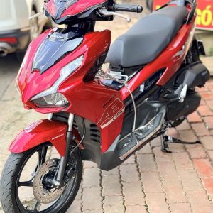AB 2023 cũ 4 van đỏ mận nhìn góc trước bên phải