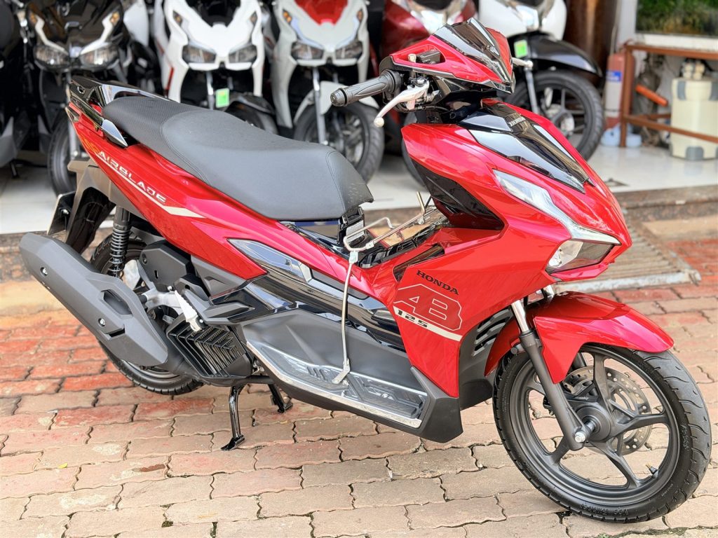 AB 2023 đỏ mận góc chéo bên trái