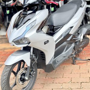 Air Blade 125 4 van bạc Porsche nhìn góc trước bên phải