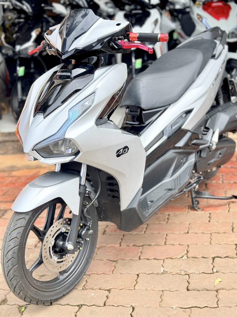 Air Blade 125 4 van bạc Porsche nhìn góc trước bên phải