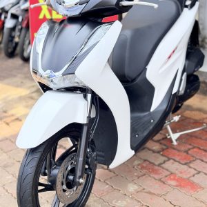 SH 125i 2024 trắng đen nhìn góc trước bên phải