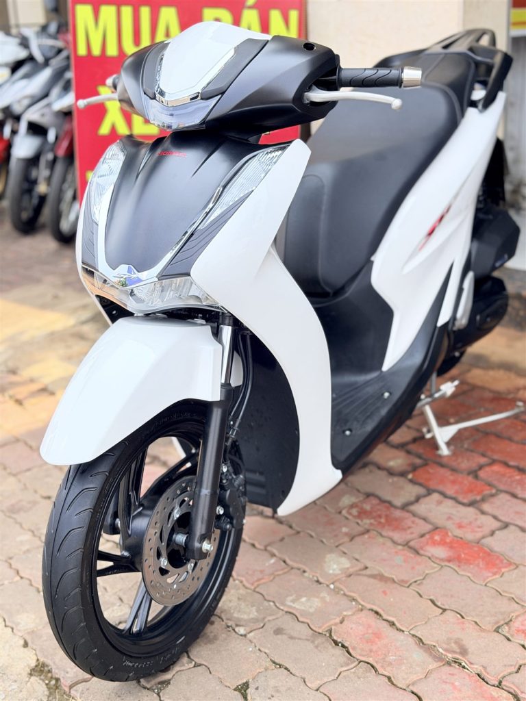 SH 125i 2024 trắng đen nhìn góc trước bên phải
