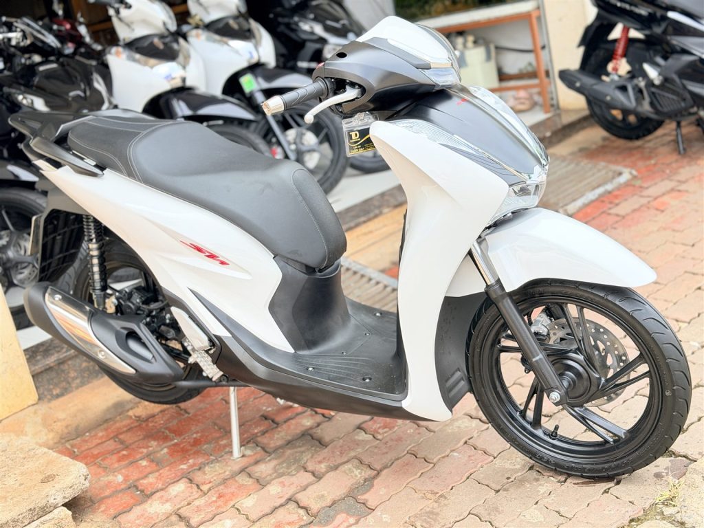 SH 125i 2024 trắng đen góc chéo bên trái