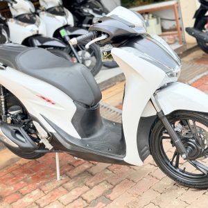 SH 125i 2024 trắng đen góc chéo bên trái