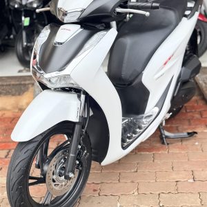SH 160i 2023 ABS trắng đen nhìn góc trước bên phải