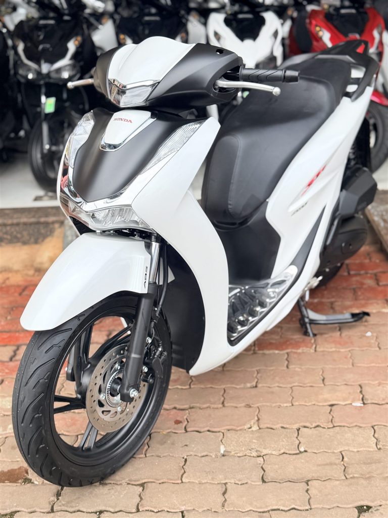 SH 160i 2023 ABS trắng đen nhìn góc trước bên phải