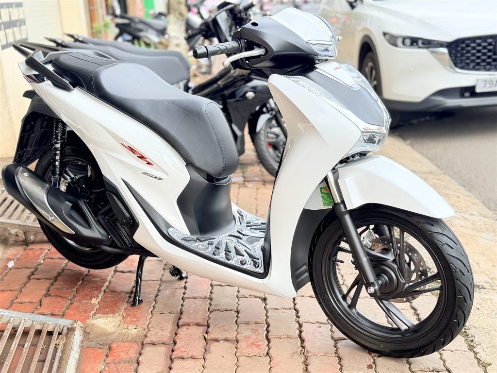 SH 160i ABS trắng đen góc chéo bên trái