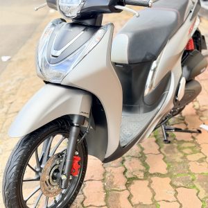 SH Mode 2026 lướt xám lông chuột nhìn góc trước bên trái