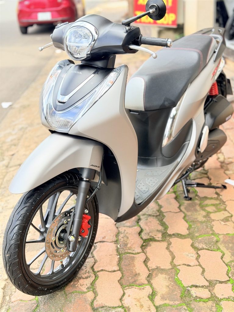 SH Mode 2026 lướt xám lông chuột nhìn góc trước bên trái