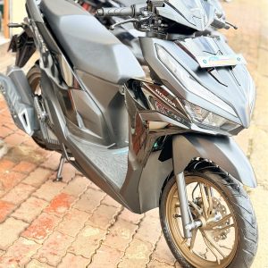Vario 125 2025 đen bóng nhìn góc trước bên phải
