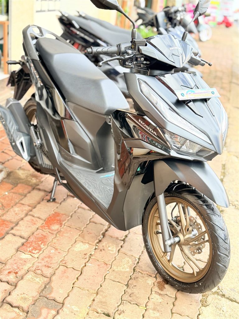 Vario 125 2025 đen bóng nhìn góc trước bên phải