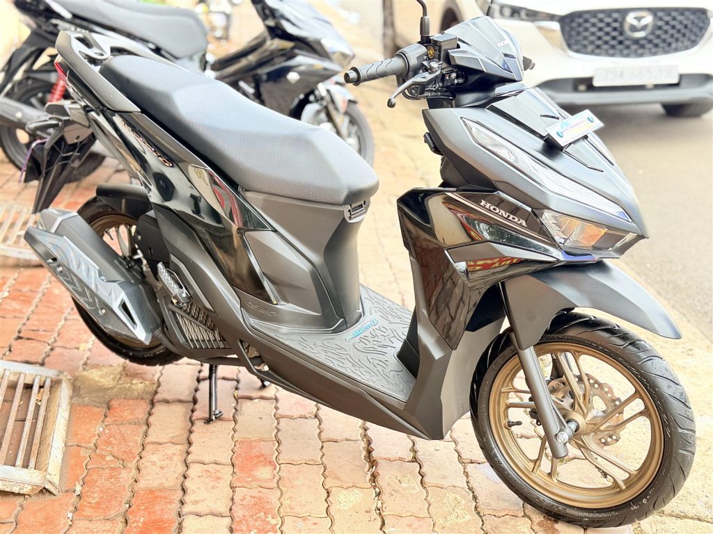 Vario 2025 đen bóng góc chéo bên trái mâm vàng
