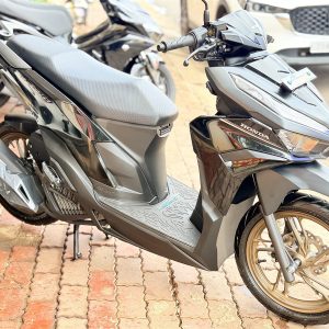 Vario 2025 đen bóng góc chéo bên trái mâm vàng