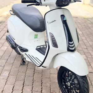 Vespa Sprint 150 2024 trắng nhìn góc trước bên trái