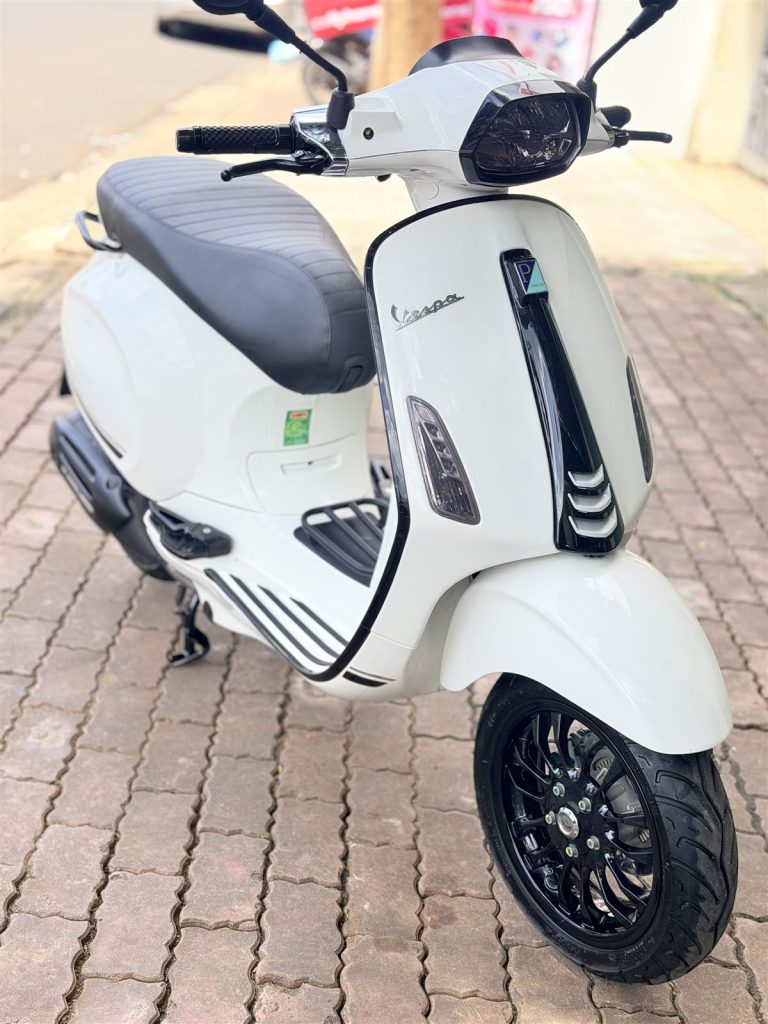 Vespa Sprint 150 2024 trắng nhìn góc trước bên trái