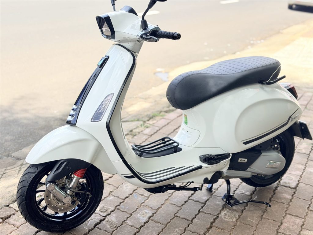 Vespa Sprint 150 ABS góc chéo bên phải