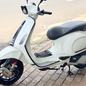Vespa Sprint 150 ABS góc chéo bên phải