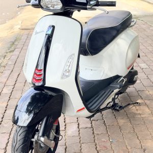 Vespa Sprint 2020 trắng đen nhìn góc trước bên phải