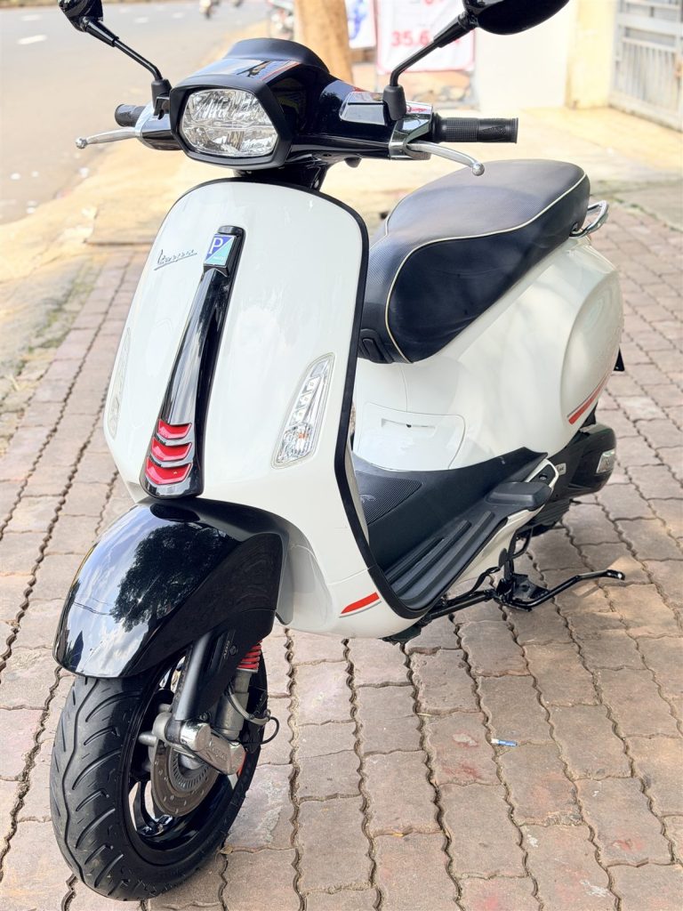Vespa Sprint 2020 trắng đen nhìn góc trước bên phải
