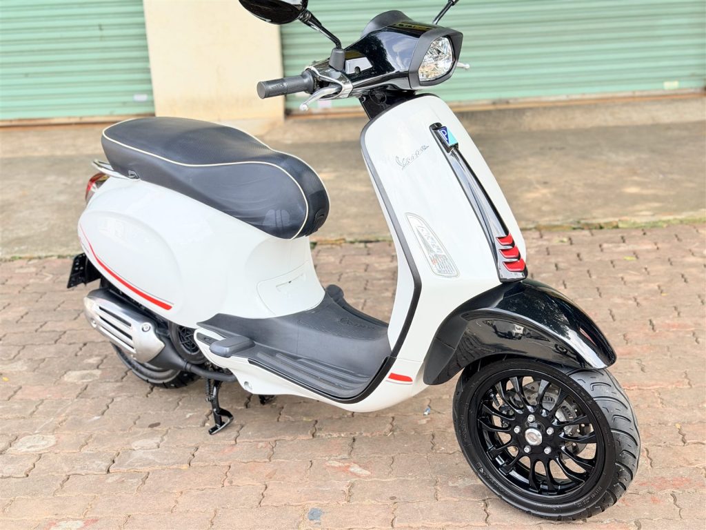 Vespa Sprint 2020 máy iGet góc chéo bên trái