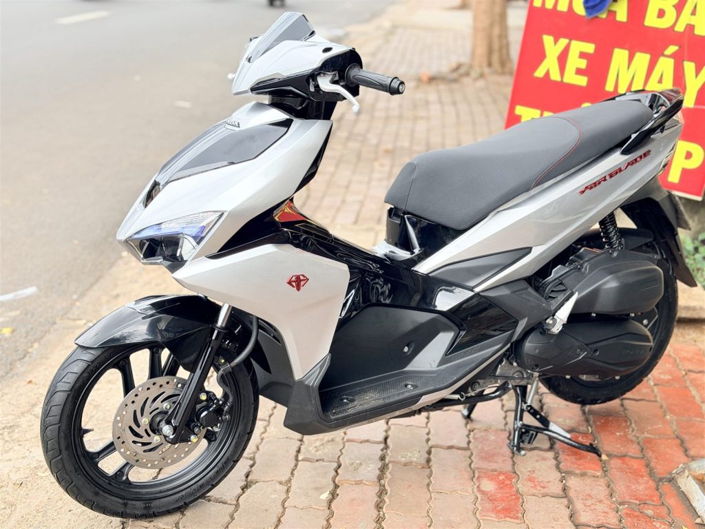 AB 125 2018 cũ màu bạc Porsche nhìn ngang bên trái